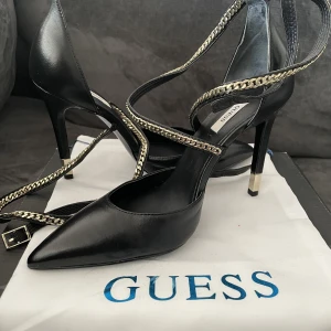 Guess Pumps - Helt oanvända Pumps från Guess självklart äkta! Kommer med dustbag, storlek 39.