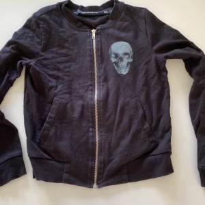 Döskalletröja med dragkedja  - Jacka/tröja Lite använd
