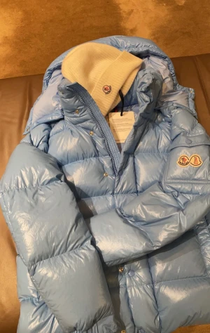 Sällsynt moncler maya 70 - De är en storlek 3 i monclers storlekar. Köpt i Milano på en av deras butiker där, väldigt sällsynt jacka så om nån är sugen på en flex jacka inför vintern så är det den som gäller! Kom dm för Mer info❄️