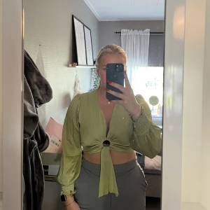 Festlig topp - Festlig tröja i en fin grön färg. Aldrig använd. Storlek M.