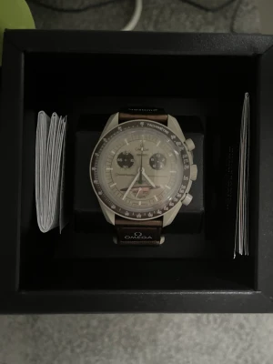 Omega x Swatch Moonswatch Mission to Saturn - Tja, säljer en Moonswatch Mission to Saturn som jag köpte i en Swatch butik i Köpenhamn 07/28-23. Dessa är väldigt svåra att få tag i. Klockan är helt ny och har aldrig används eller tagits ur förpackningen. Kvitto & certifikat finns.  