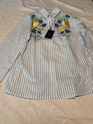 Gant skjorta/blus - Jag säljer nu denna skjorta/blus från gant. Aldrig använd. Köpt i vintras