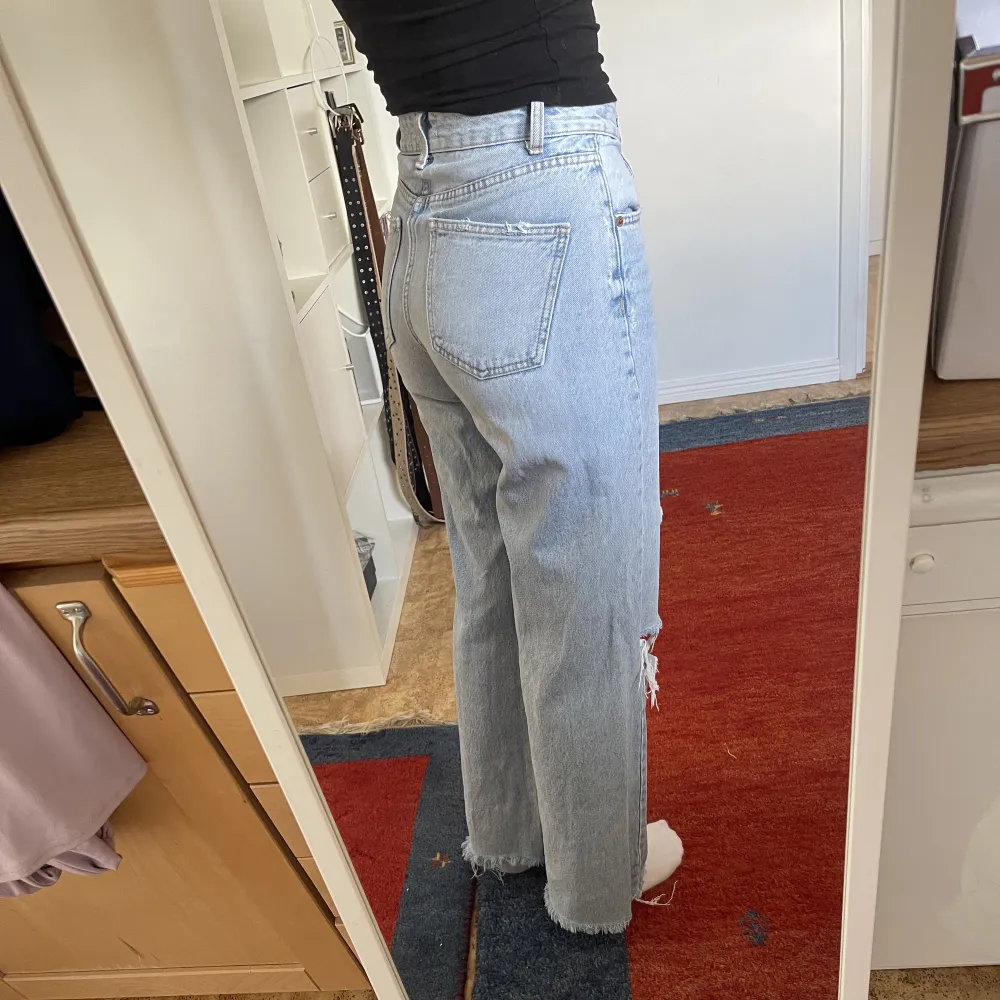 Fräscha Zara jeans med slitningsdetaljer.  Strlk 36 Skick: Knappt använda 💕. Jeans & Byxor.