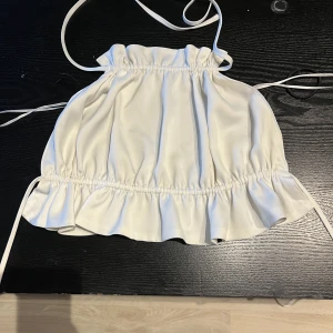 Satin topp - Säljer min jätte fina satin topppen från ginatricot som ör öppen i ryggen, köpte för 400kr men säljer för 100kr💓💓