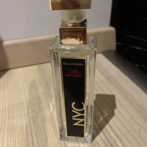 Elizabeth Arden parfym - Helt ny Elizabeth Arden parfym som luktar supergott och fräscht!