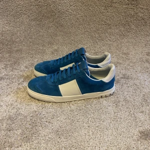 Valentino Flycrew - Valentino Flycrew, EU 43 (passar 43-44). Perfekt skick (avgör själv), enbart en nit saknas. Ingår enbart skor. Köp nu för 5000 kr. Kontakta mig vid frågor eller funderingar!