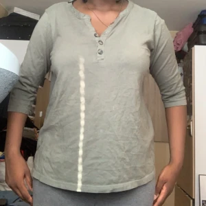 Oliver grön tröja - Detta är en super mysig Oliver grön tröja me knappar den är knappt använd och säljer den nu för att jag inte har någots användning till den. Jag kör byten!! 