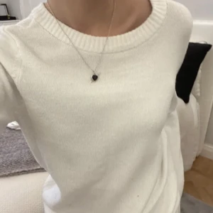 Vit stickad tröja  - Lånad bild men har egna! Så snygg vit stickad tröja! Säljer för 290kr❤️ Skriv för mer info + knappt använd 