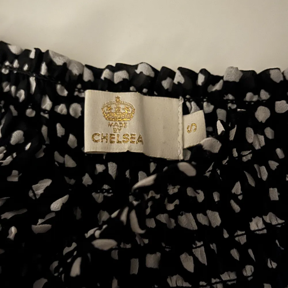 Så fin svart/vit prickig volangkjol från Chelsea i storlek S. Använd några fåtal gånger (nyskick)🥰TRYCK GÄRNA PÅ KÖP NU. Köparen står för frakten!. Kjolar.