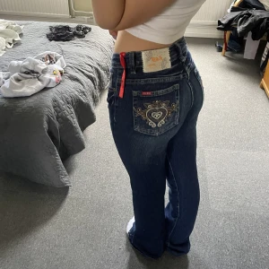 jeans - lowwaisted jeans med coola fickor, storlek 36. jag på bilden är 155 cm lång och har vanligtvis storlek xs, men som ni ser är de långa på mig. endast testade, superfint skick!