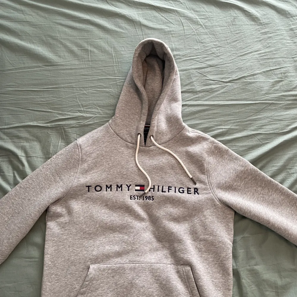 Tommy Hilfiger hoodie  organic cotton  Köptes för 1200, har använts 2 gånger, . Hoodies.