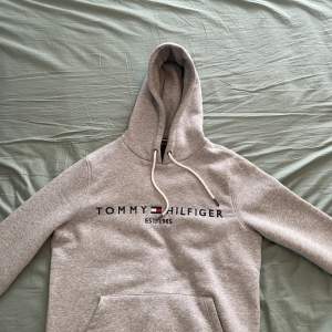 Tommy Hilfiger hoodie  organic cotton  Köptes för 1200, har använts 2 gånger, 
