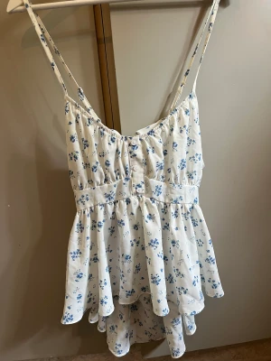 Topp - Topp med knytning bak från SHEIN. Endast testad.