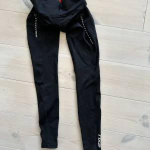 Cykeltights/ cykelbyxor 2XU storlek xs. Aldrig använda! - Cykeltights från 2XU. Aldrig använda. Storlek xs.  Finns i Strömstad men kan tas med till Sotenäs alt skickas mot frakt.