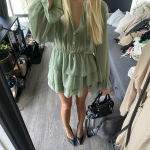 Grön zara klänning - Perfekta klänningen från zara! Endast använd en gång🎀