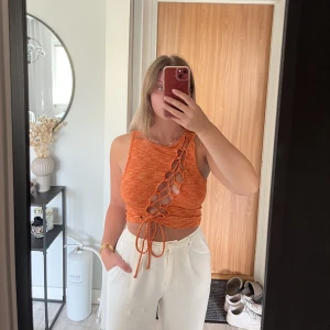 Topp - Orange jättefin topp från h&m. Fint skick! Är storlek xxs men passar mig som har s/m.  Väldigt stretchig. 