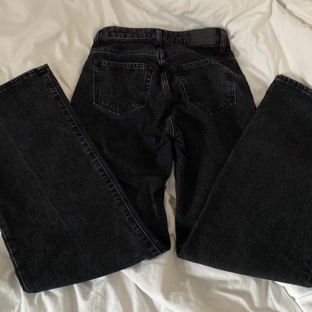 Svarta jeans från lager 157 med vida ben. Jeans & Byxor.