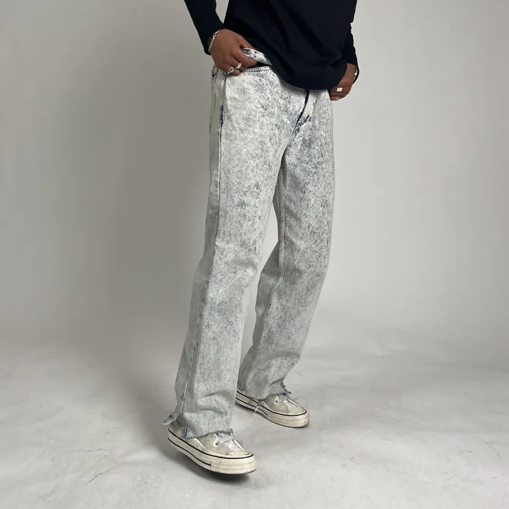 Washed jeans från Axel Arigato. Sparsamt använda i fint skick! Passar en storlek M, beroende på önskad fit.. Jeans & Byxor.