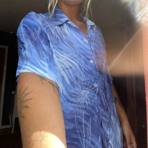 Blommig sommar skjorta  - Blå skjorta, overzize, 