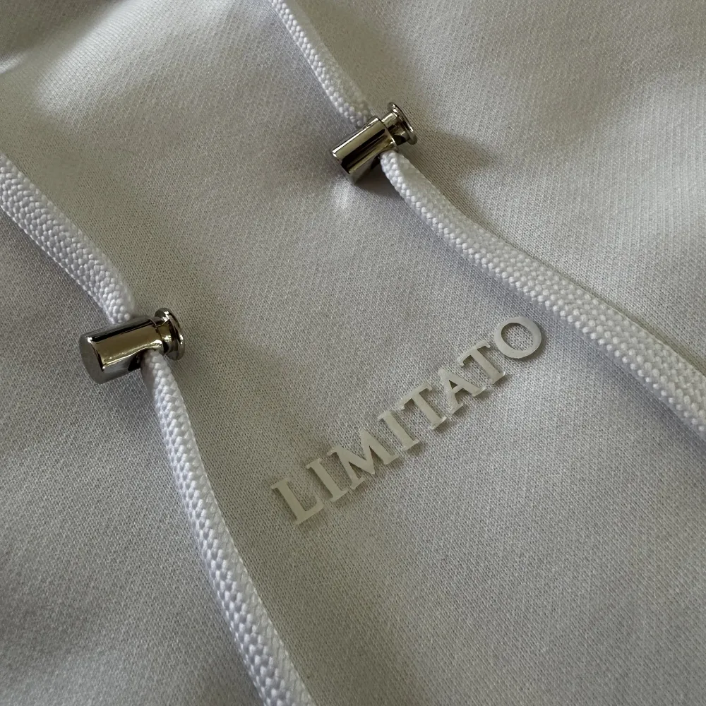 Vit hoodie från italienska Limitato, köpt från NK. Nypris 3200kr!. Hoodies.