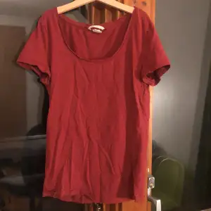 Basic t-shirt i färgen rödvin från hm i storlek S.