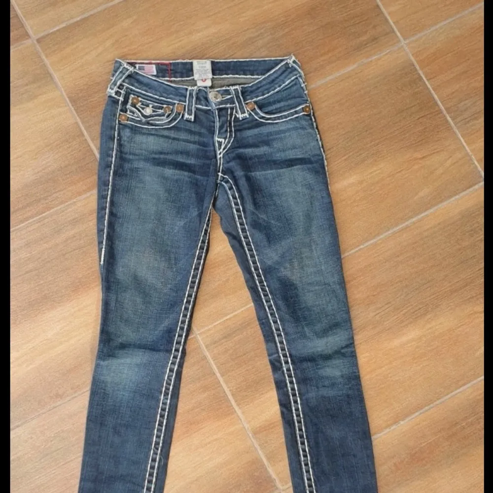 Säljer nu ett par skit snygga true religion jeans! Dem är lågmidjade och har snygga detaljer! Hör av er vid frågor!💗. Jeans & Byxor.