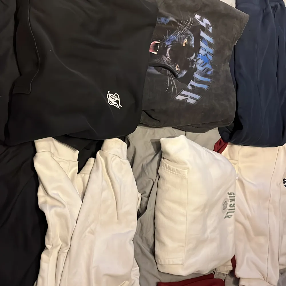 Tja säljer lite siksilk mjukis kläder. Kan sälja bara byxor men inte bara tröjor. En hel dress kostar runt ny 1000 lappen och jag tänker mig 750-800 kr för ett helt sett eller 500 för en tröja. Diskuterar pris om ni vill köpa en eller alla. Mvh Malte. Hoodies.