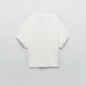 ZARA T-shirt Med Struktur - Slutsåld zara tröja så himla vacker💘🙏🏼 Använd Max 1-2 gånger o säljer pga att den inte kommer till användning! Inga defekter o ser ut o va helt ny! KP för fler bilder om d behövs! (Pris kan diskuteras privat)