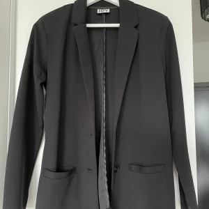 Blazer från Nelly  - Använd fåtal gånger. Har små buffar på axlarna. Går halvvägs över rumpan (på mig - är 160) sitter fint. 