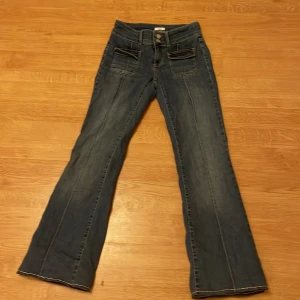 Jeans - Jeans från Nelly. Lowwaisted. Jag har sytt upp byxorna där nere men för jag är kort men man kan sprätta upp den sömmen om man vill. Oanvända 🌷