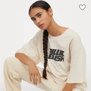 Säljer denna väl använda Billie Eilish t-shirten från H&M då jag inte använder den längre. T-shirten har ett väldigt litet hål på framsidan som inte syns när man har på sig tröjan som går att laga. Tröjan är i storlek S men är oversized och passar även M.