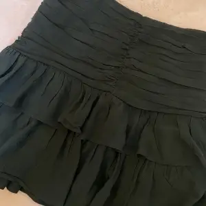 As fin mörkgrön kjol ifrån Zara, tyvärr kommer den inte till användning, därför säljer jag! 200kr plus frakt ✌🏼 finns lite noppror på som man knappt tänker på och som man bara kan noppra av med en noppermaskin 🤍