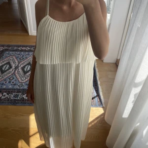 Vit klänning - Vit klänning ifrån Monki i storlek 36! Köpt i början av sommaren, tänkte ha den på min konfirmation men blev en annan och sen dess har jag tyvärr inte använt denna fina klänning så där med säljer jag. 200kr plus frakt ✌🏼