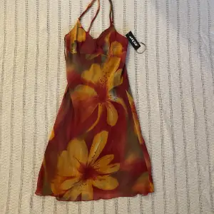 Somrig klänning i med hibiscus blommor i ”hawaii” stil.   Det står XL på lappen men det passar M.  