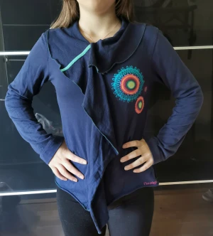 Desigual tröja/cardigan - Desigual tröja/cardigan i storlek 11/12 år. 