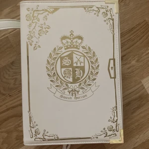 Lolita alt bokväska - Gullig väska som ser ut som en bok! Endast använd någon gång och har inga större eller märkvärdiga skavanker! Perfekt till lolita, shironuri, cultparty kei eller liknande stilar!