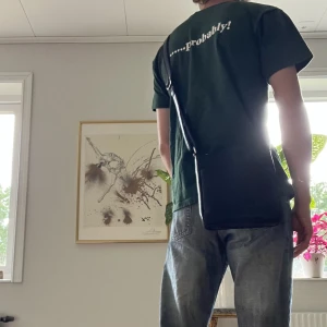 Axelremsväska i läder - Skön axelrämsväska i 100% läder. Sjuk kvalle, producerad i florens italien och det var även där jag köpte den. Justerbar i längd. Unisex