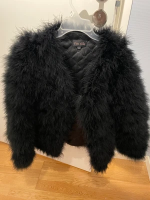 Svart fluffig jacka - Inte min stil längre och använd få gånger. Köparen står för frakt 
