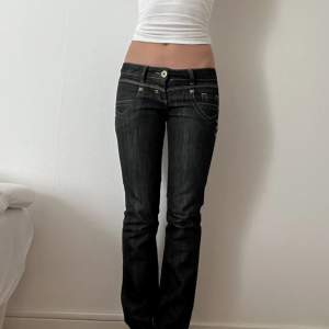 Säljer dessa jätte snygga lågmidjade straight jeans med guld gulddetaljer. Innerbenslängden är: 79cm. Skriv om du har frågor eller vill ha mer bilder💓 