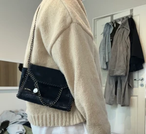 Väska - Säljer denna super fina marinblå väskan, som påminner om en Stella.💙 Väskan har en lång kedja, men möjlighet att ha på axeln eller över kroppen (som visar på bilderna)   Skriv för fler bilder!💕 