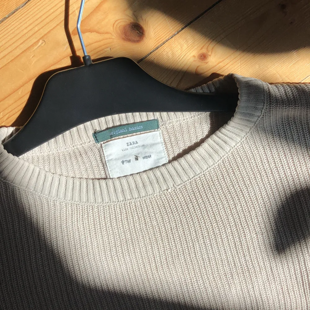 Tröja jag köpte länge sedan från Zara. Under barnstorlek men är oversized så tröjan sitter som S (gränsar mot M). . Tröjor & Koftor.