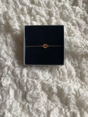 Armband - Säljer detta armband som inte används. Som ni kan se på andra bilden säljer jag även ett matchande halsband💕