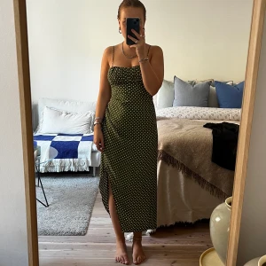 Klänning från Zara  - Oanvänd klänning från Zara. 