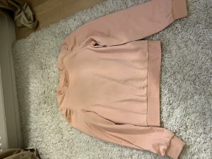 Rosa sweatshirt  - En rosa tröja från Hm, i storlek xs. Aldrig använd och har jättesöta volanger vid axlarna. Kontakta för fler bilder💕