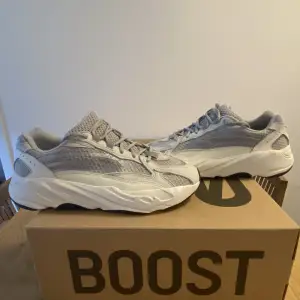 Yeezy 700 static, inköpta mars 2022 från adidas confirmed. Mycket bra skick, använde 3 gånger, endast inomhus. Skickas från Uppsala.