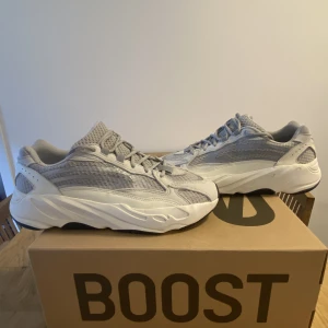 Yeezy boost 700 Static - Yeezy 700 static, inköpta mars 2022 från adidas confirmed. Mycket bra skick, använde 3 gånger, endast inomhus. Skickas från Uppsala.