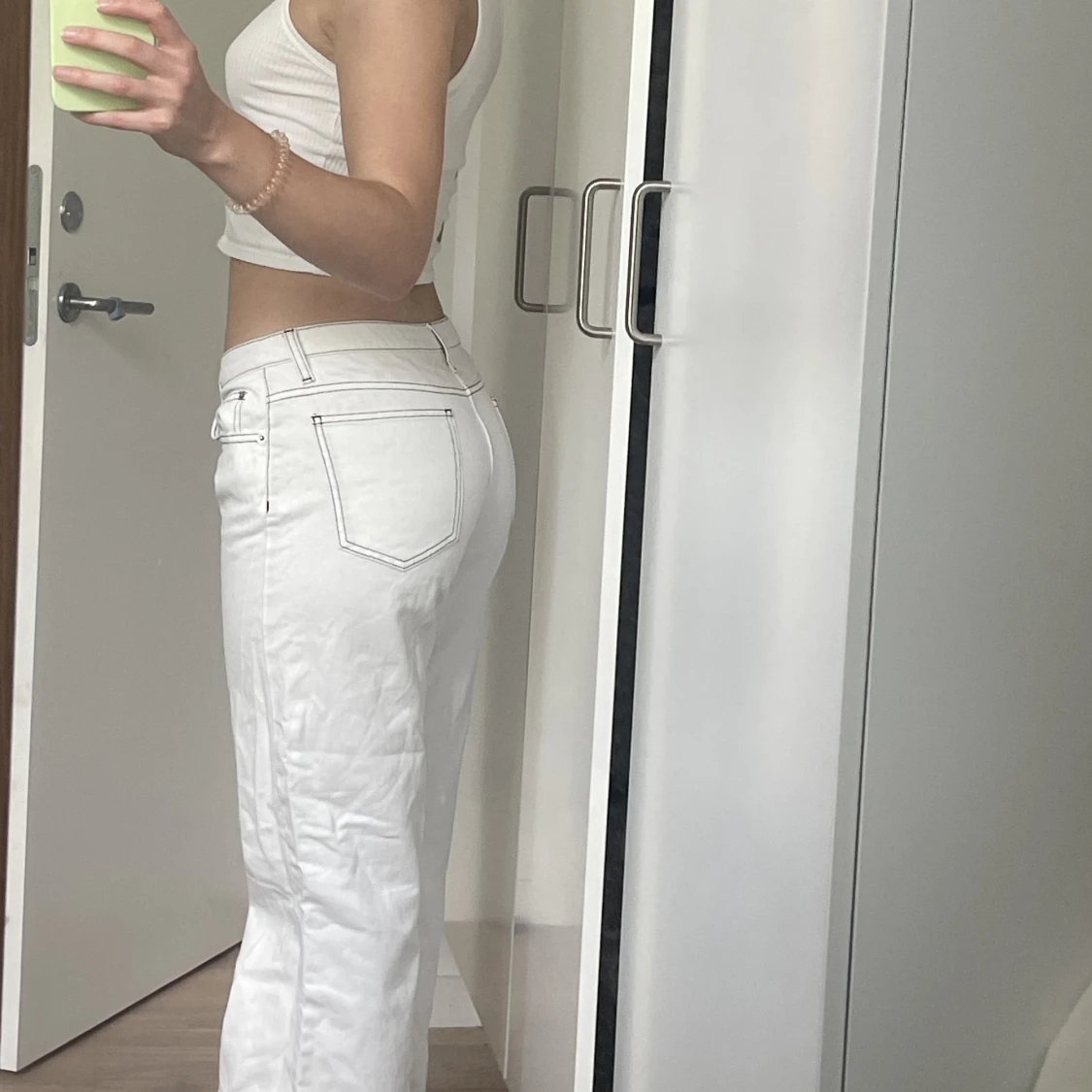 Lågmidjade vita jeans med svarta detaljer - 91