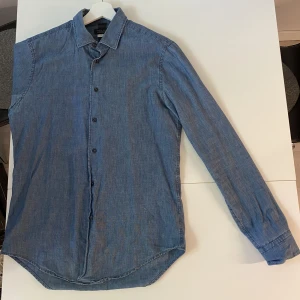Skjorta från Zara - Skjorta från Zara i slim fit modell. Snygg skjorta i mycket bra skick. 