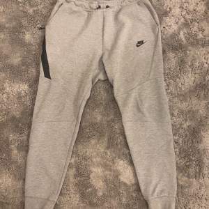 Säljer min Nike Tech Fleece byxor eftersom de inte passade mig så bra.          Storlek L men passar mer som S-M