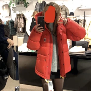 Fjällräven jacka - Funderar på att sälja min fina fjällrävenjacka i modellen ”expedition down lite jacket dam” som är i toppenskick och endast använd denna vintern! 💓💓 Köpt från naturkompaniet för 7000kr i november 2022. Kan mötas upp i gbg🥰Byte mot moncler är av intresse!